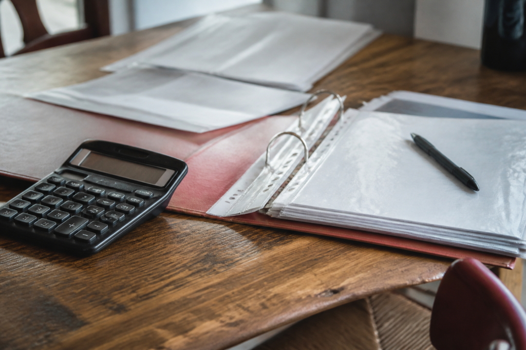 Bureau avec calculatrice classeur fiscal ouvert et stylo