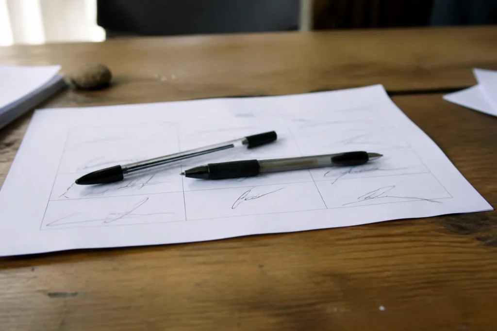 Deux stylos posés sur un formulaire imprimé avec signatures