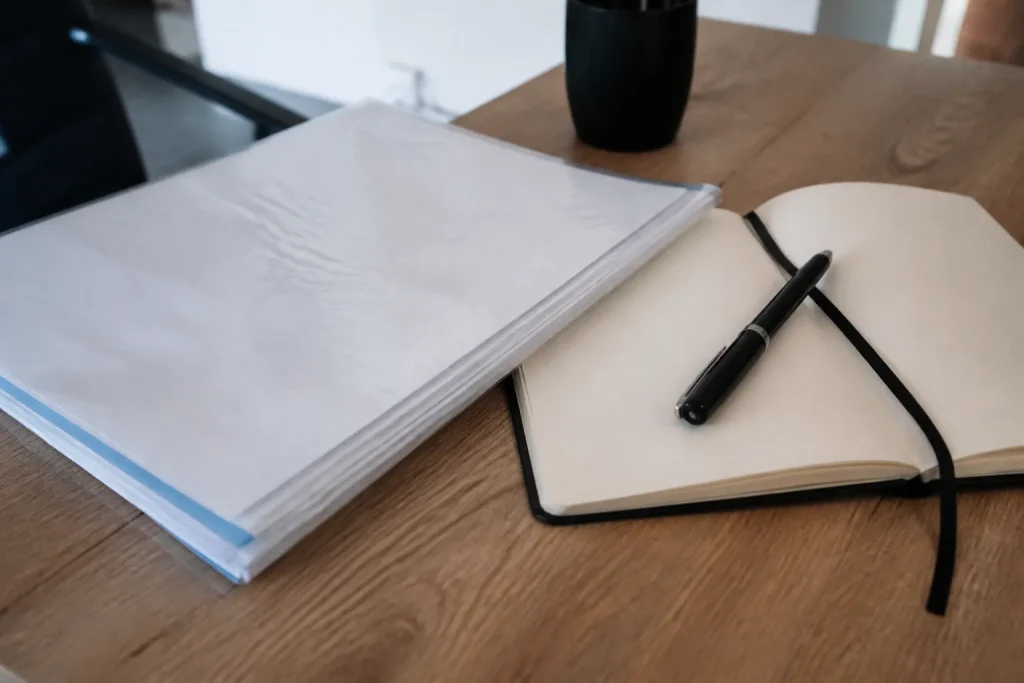 Dossier Kbis posé sur un bureau avec agenda et stylo