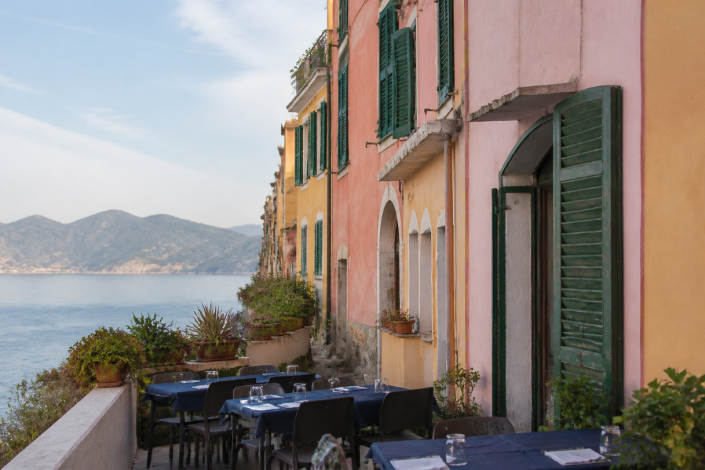 Facades colorees avec terrasse restaurant et vue mer