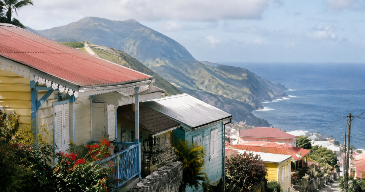 Maisons creoles colorees adossees montagne face ocean