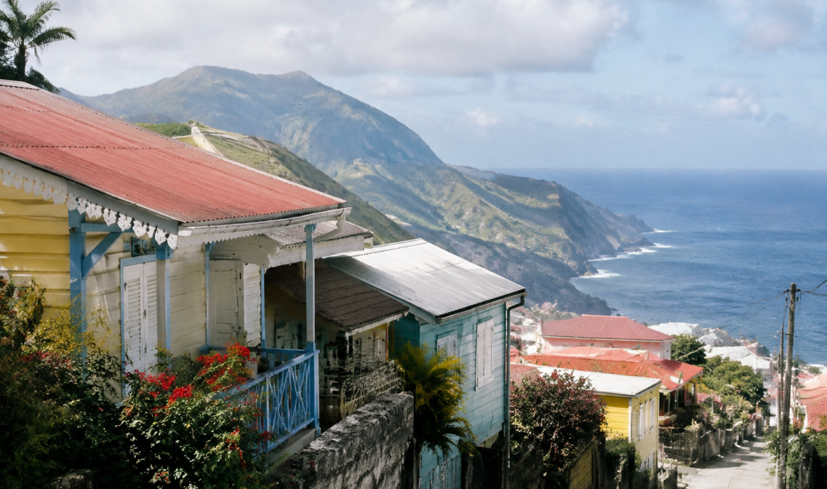Maisons creoles colorees adossees montagne face ocean