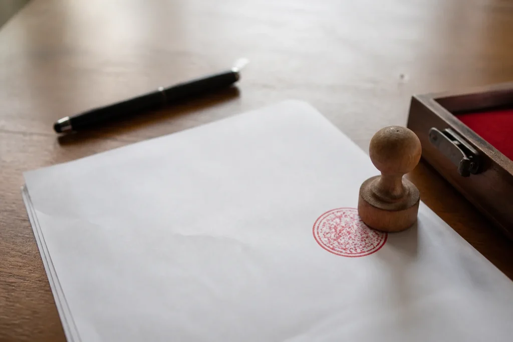 Papier officiel avec tampon rouge sur bureau en bois