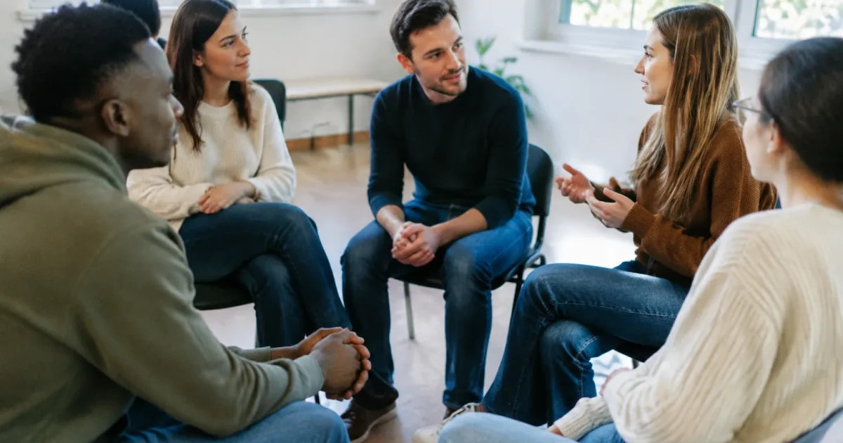 Stagiaires assis en cercle dans une salle lumineuse