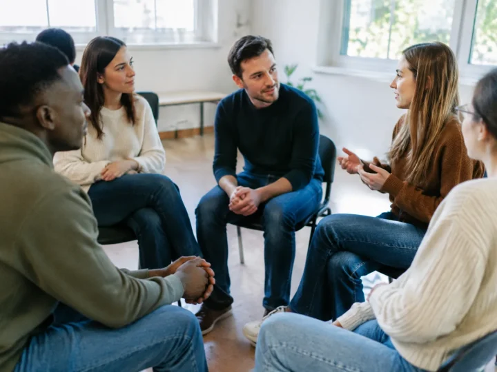 Stagiaires assis en cercle dans une salle lumineuse