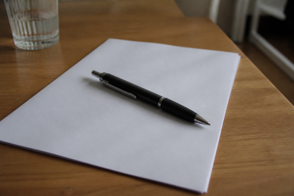 Stylo noir pose sur un contrat de travail imprime